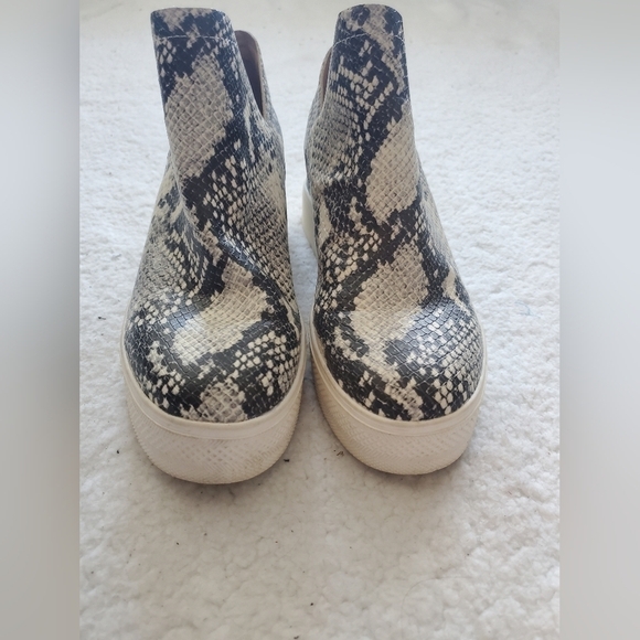 Steve Madden Women’s Wrangle snake print platform high top sneakers US 7 M - Picture 3 of 14